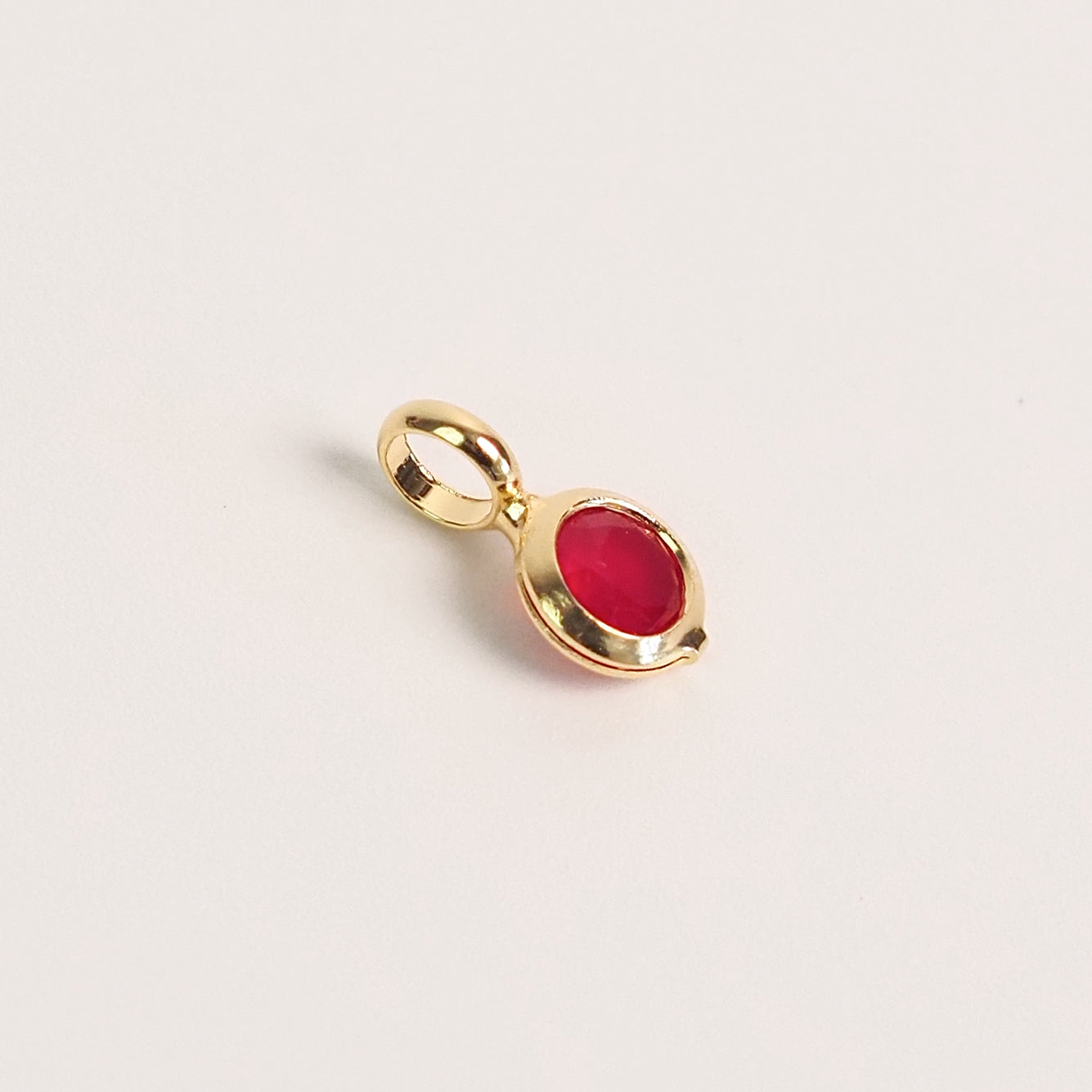 Charm zirconia vermelha dourado - margê atelier