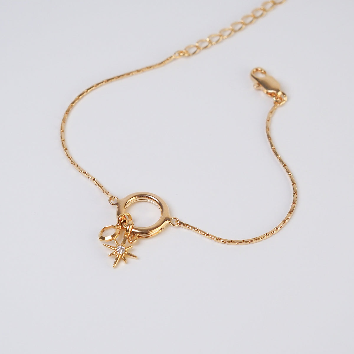 Pulseira charms dourada