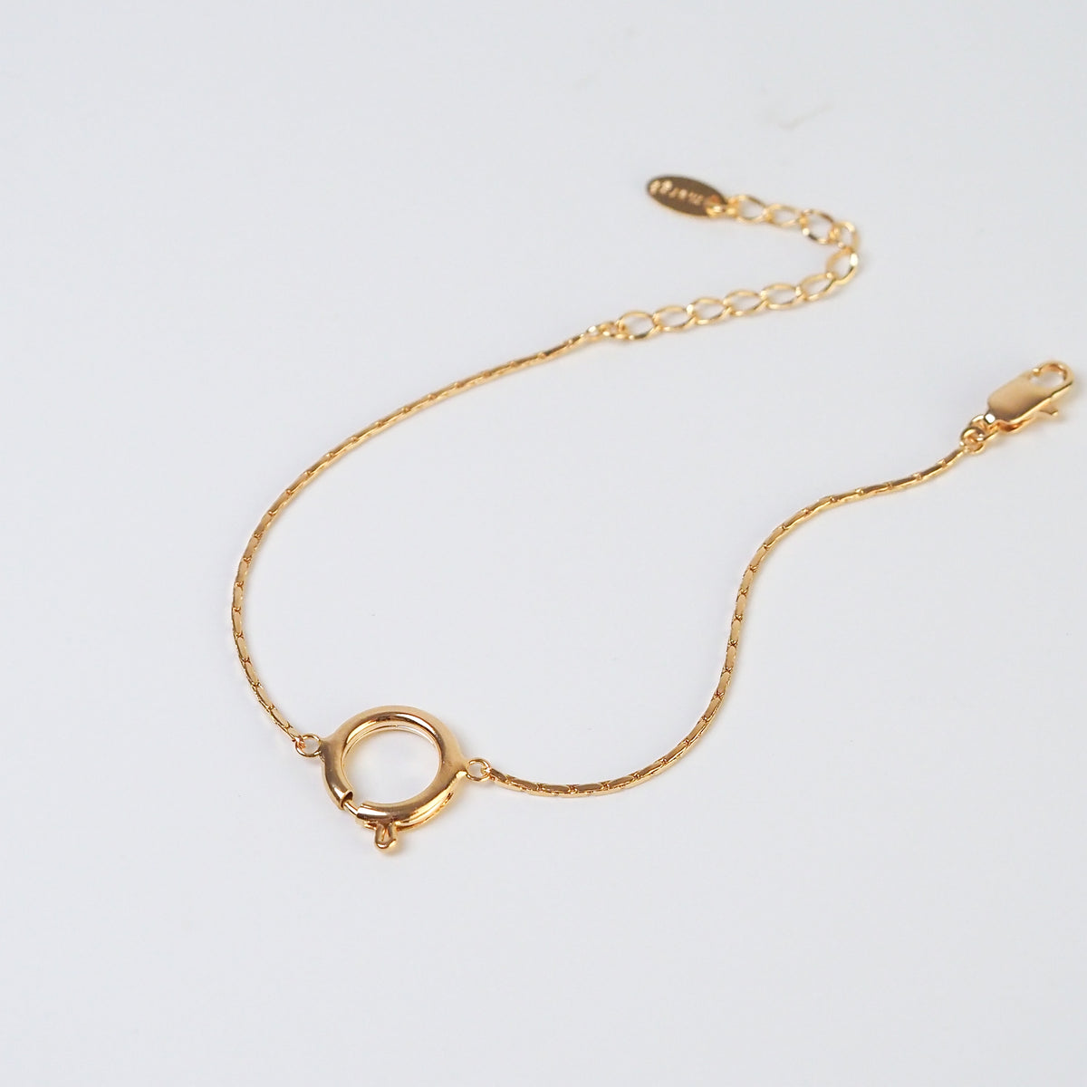 Pulseira charms dourada