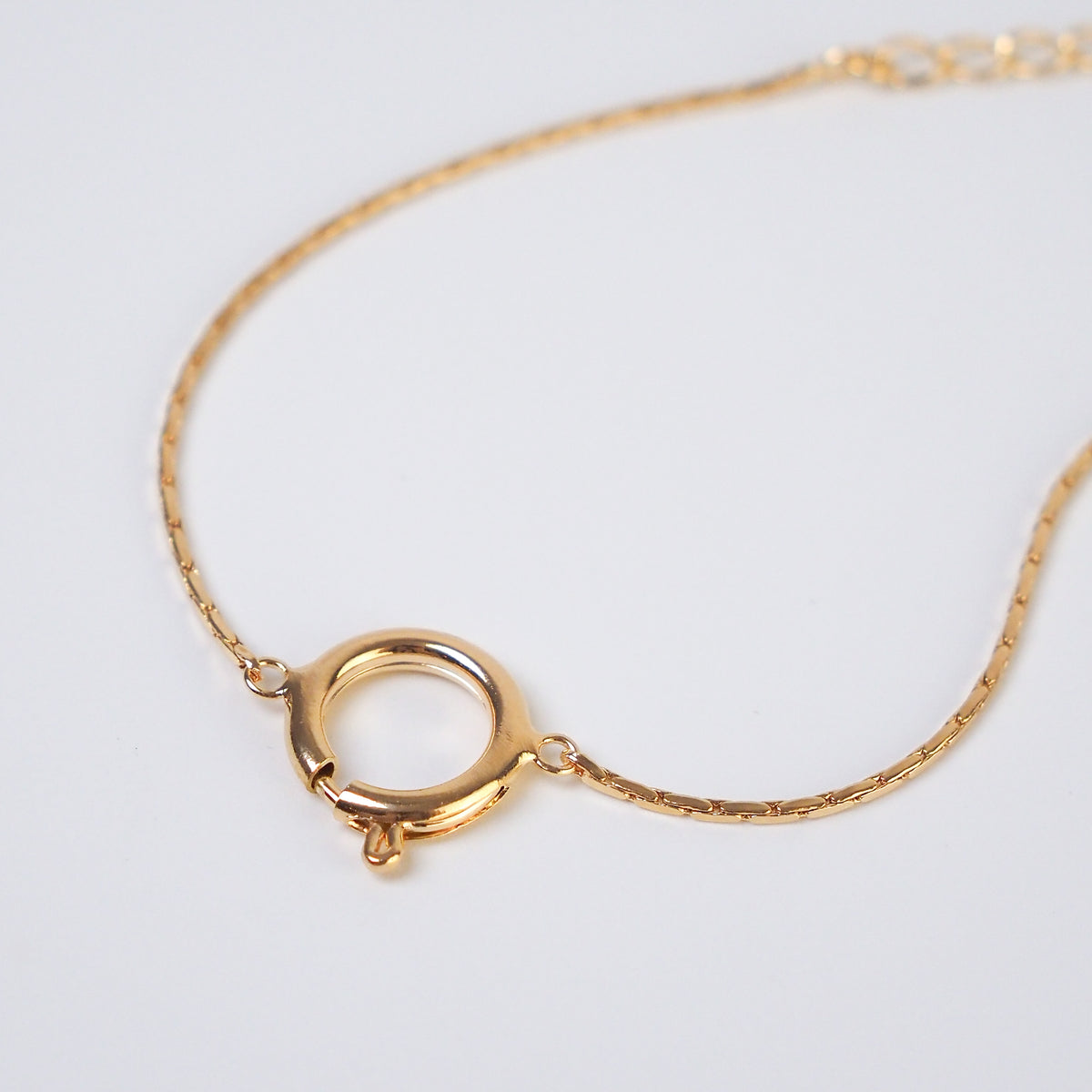 Pulseira charms dourada