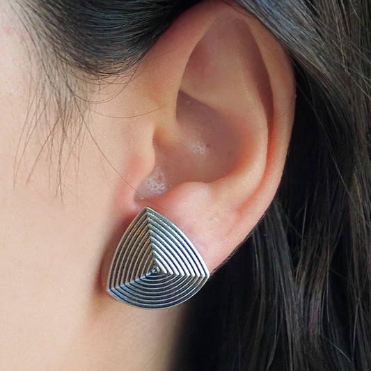 Brinco triângulos prateado