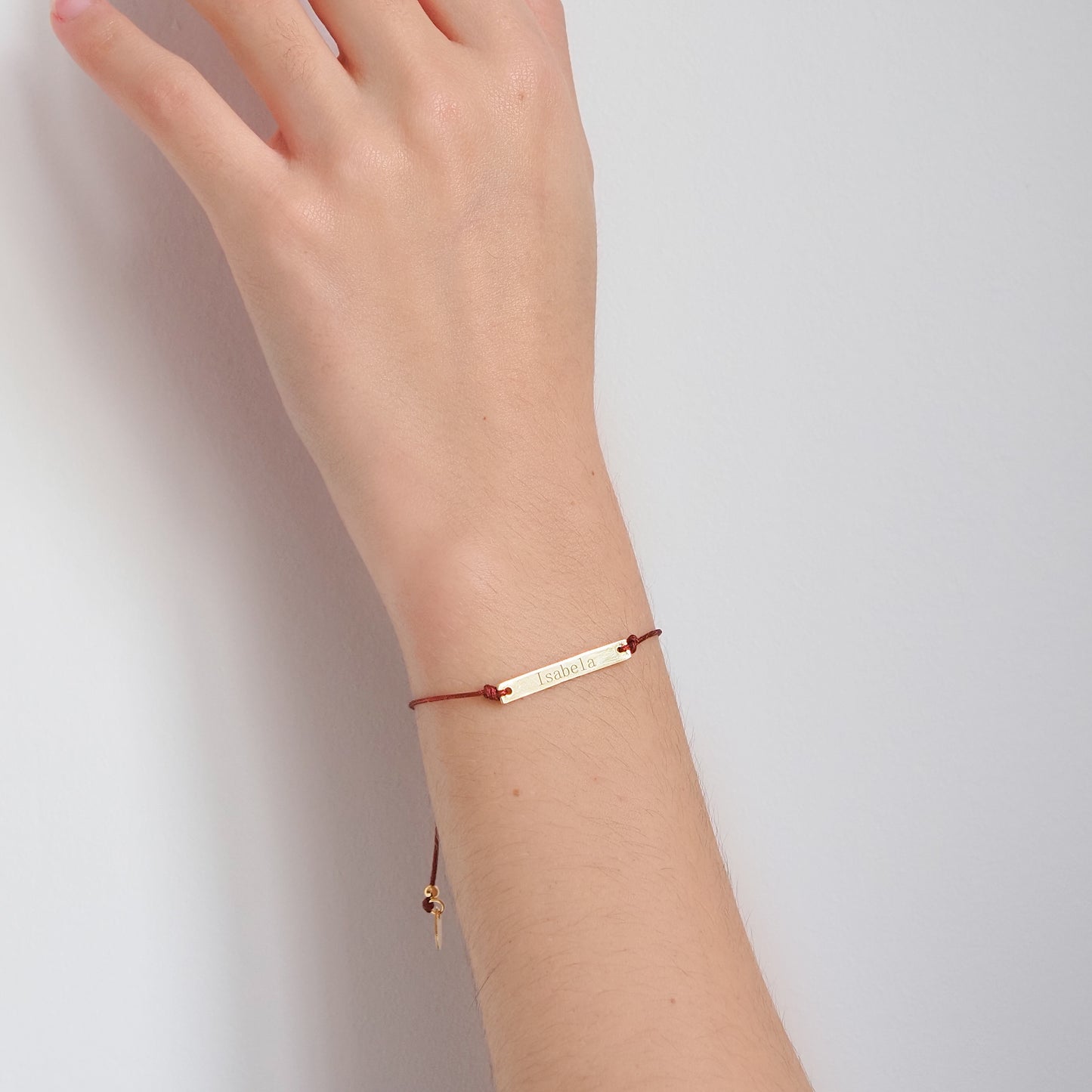 Pulseira inicial plaquinha bordô dourada