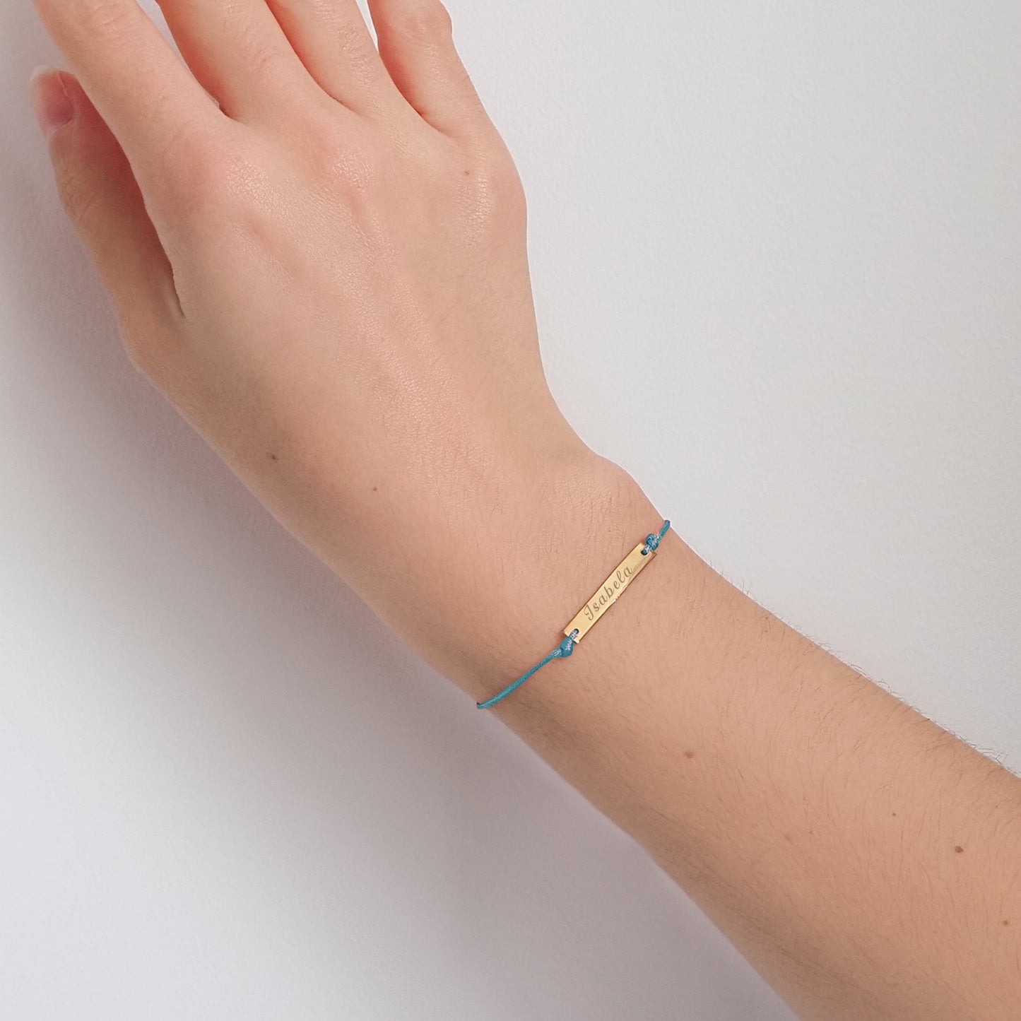 Pulseira inicial plaquinha turquesa dourada - margê atelier