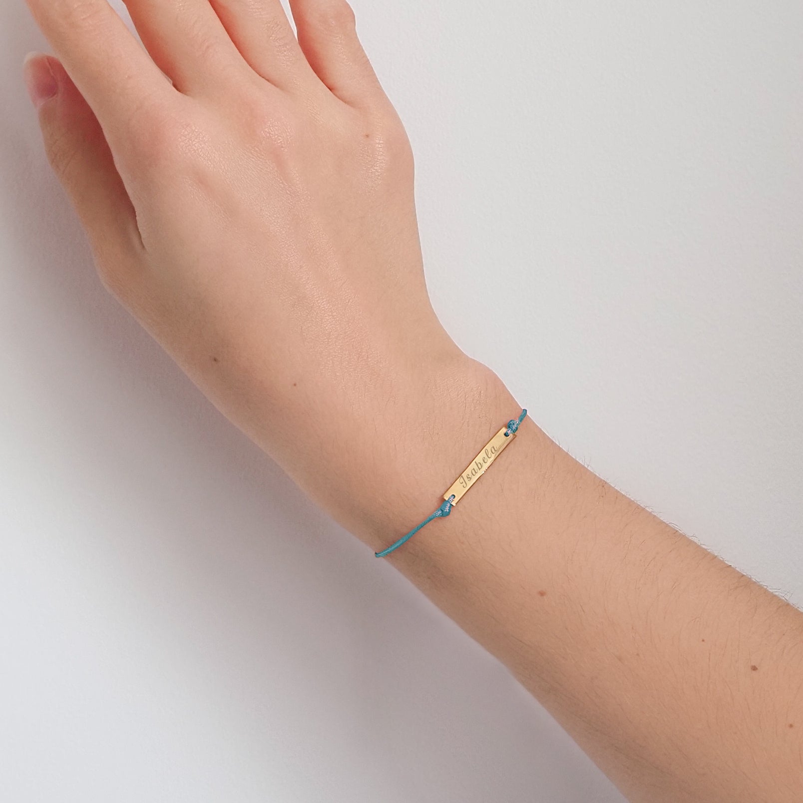 Pulseira inicial plaquinha turquesa dourada - margê atelier