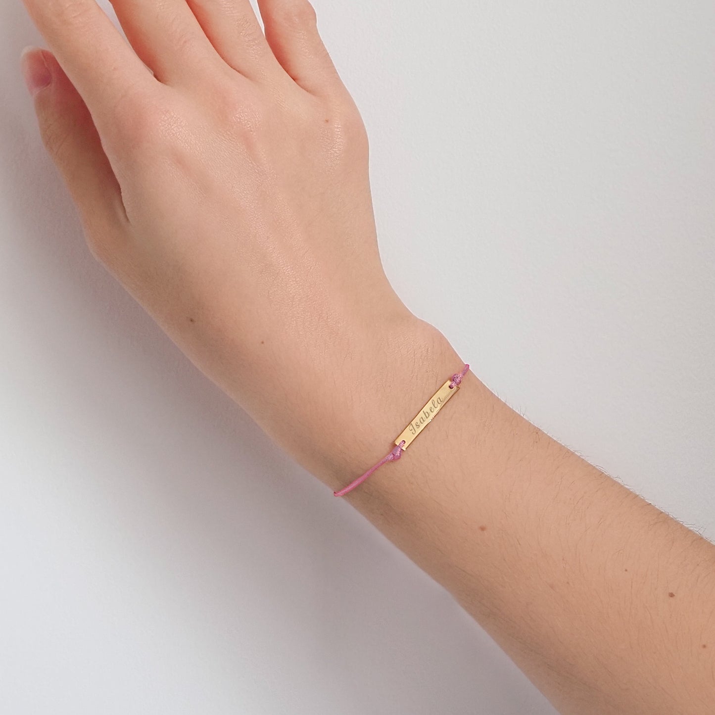 Pulseira inicial plaquinha rosa dourada - margê atelier