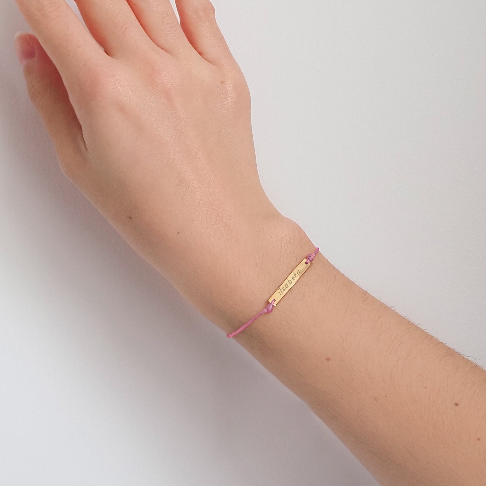 Pulseira inicial plaquinha rosa dourada - margê atelier