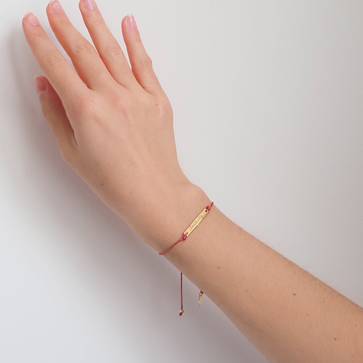 Pulseira inicial plaquinha terracota dourada