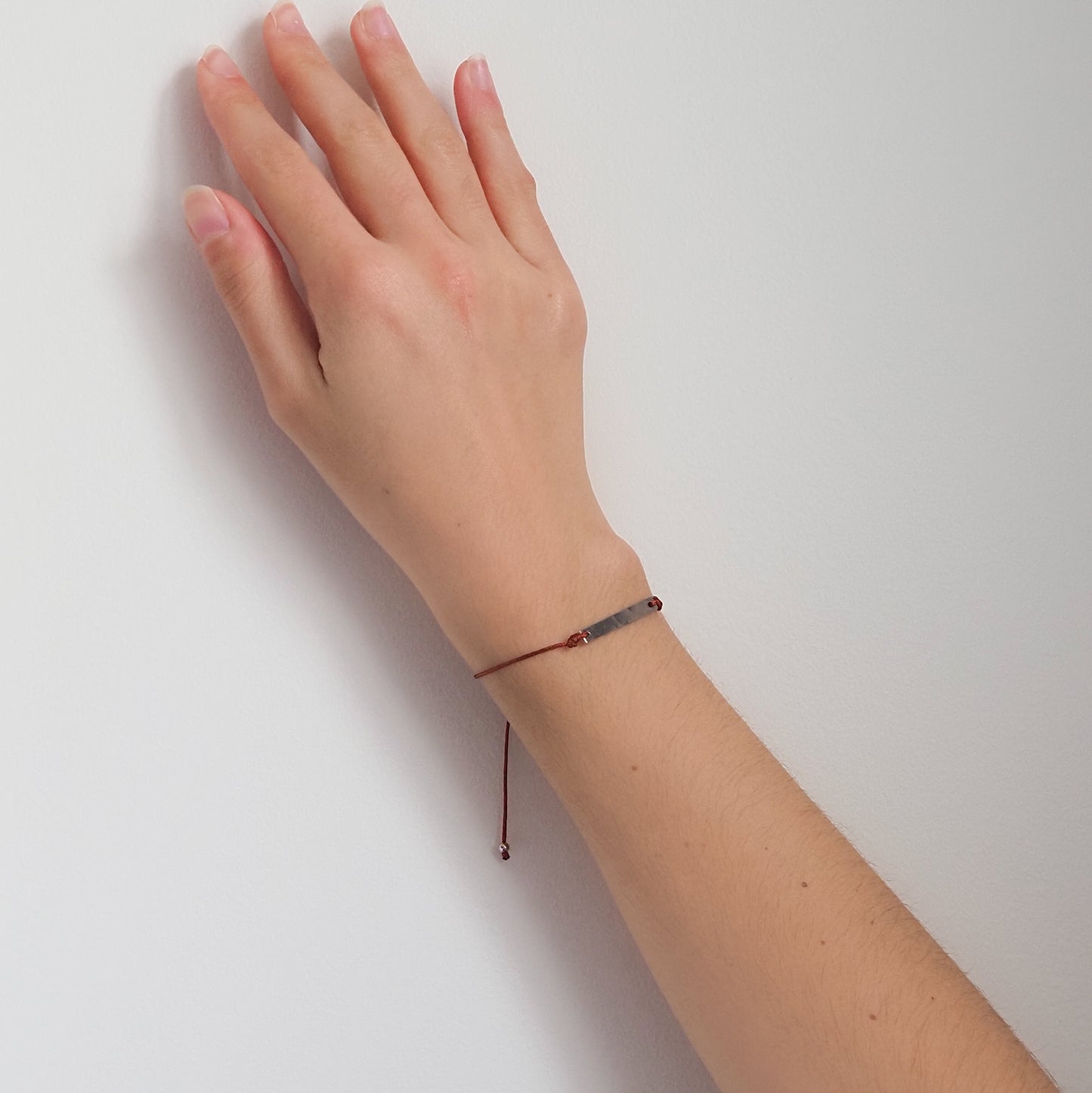 Pulseira inicial plaquinha bordô prateada