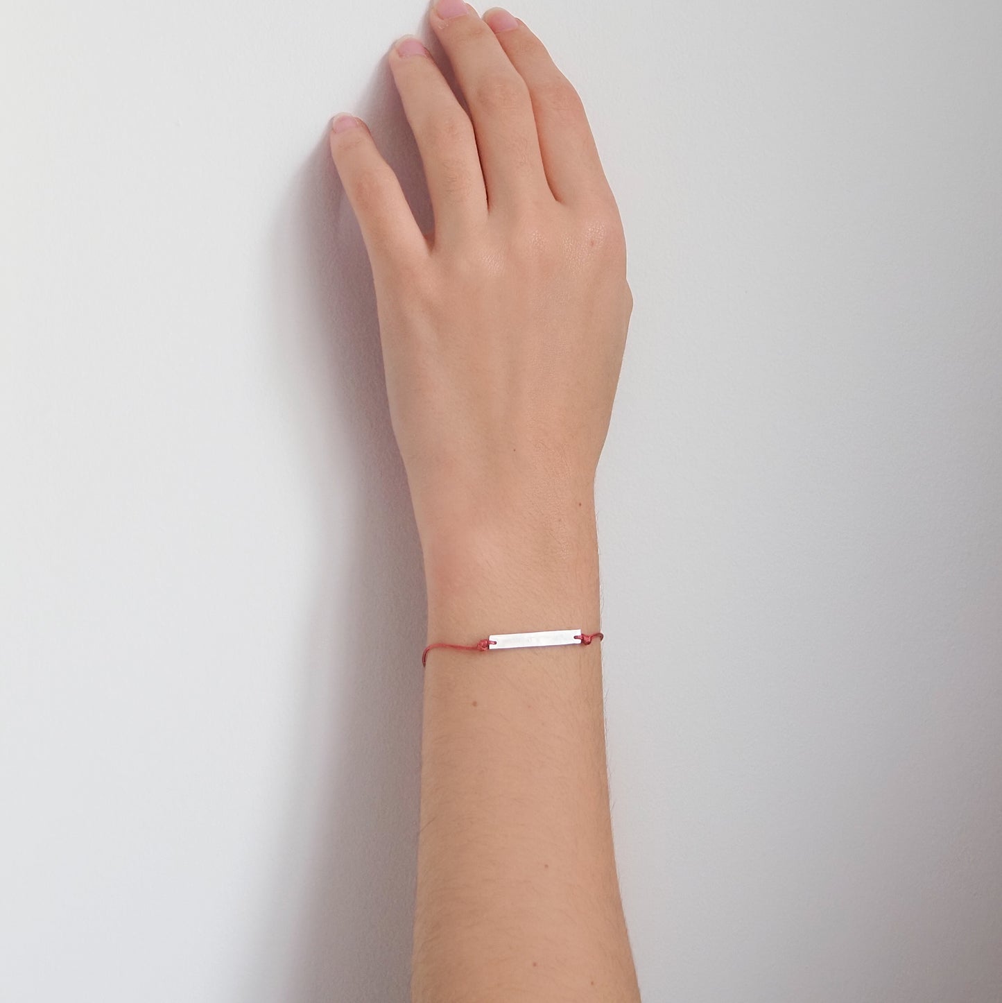 Pulseira inicial plaquinha terracota prateada