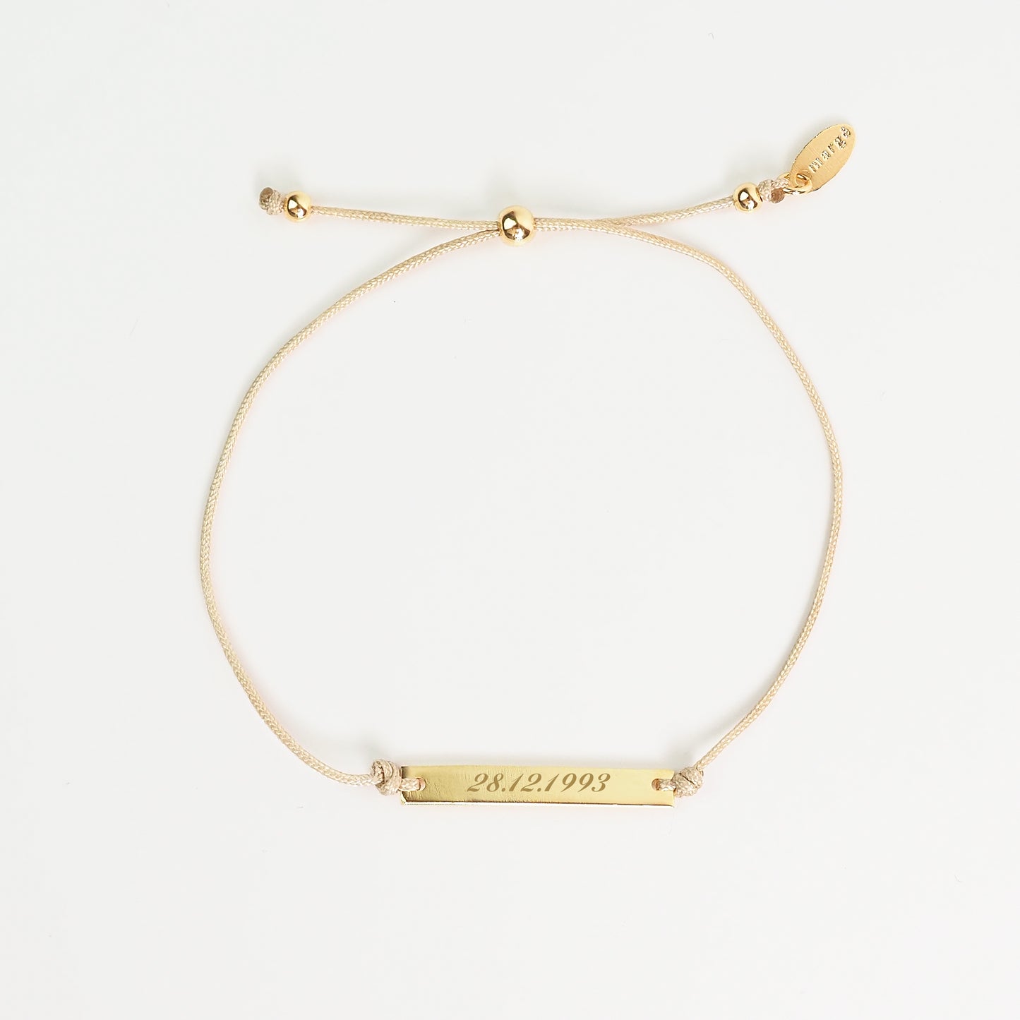 Pulseira inicial plaquinha creme dourada