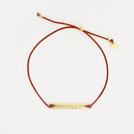 Pulseira inicial plaquinha bordô dourada