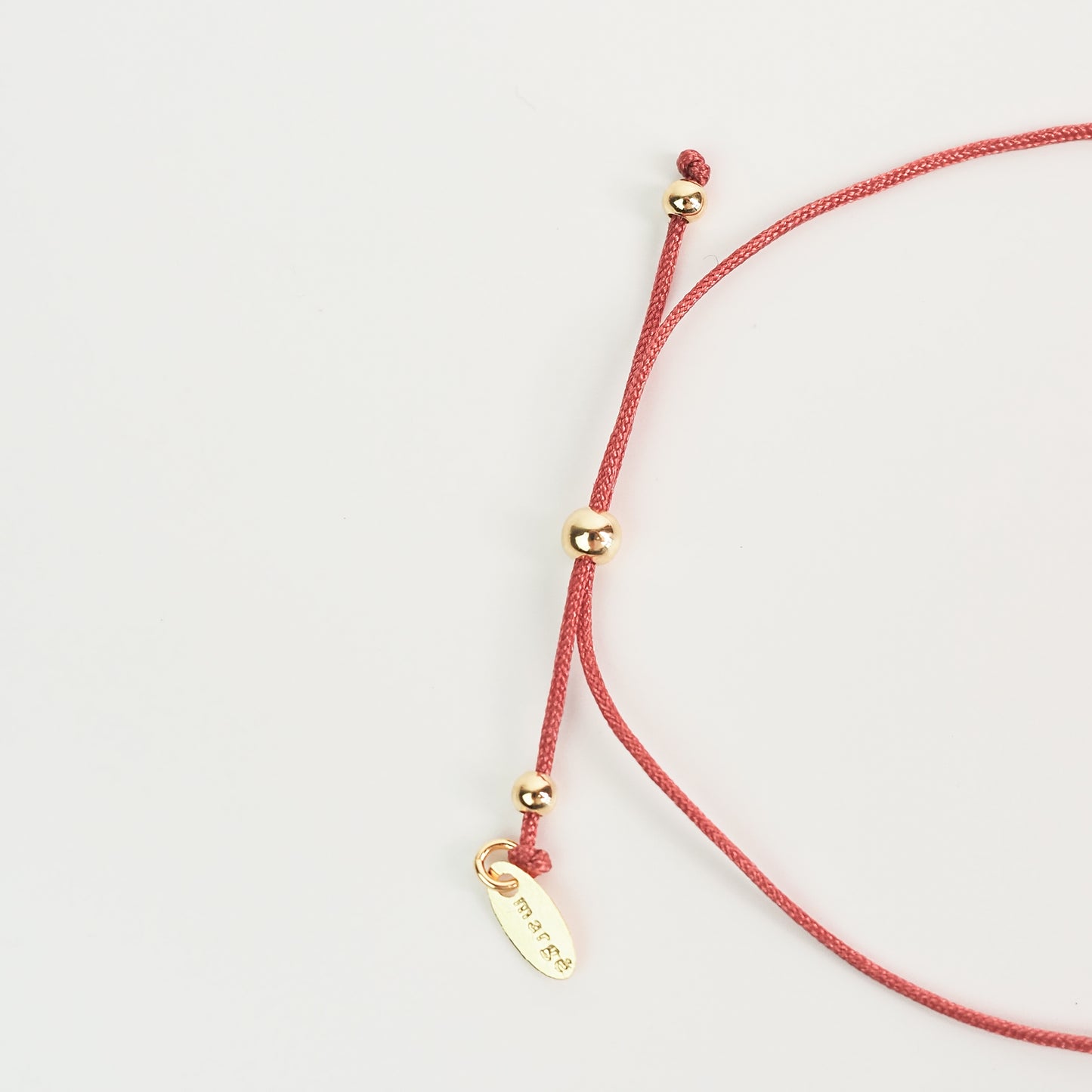 Pulseira inicial plaquinha terracota dourada