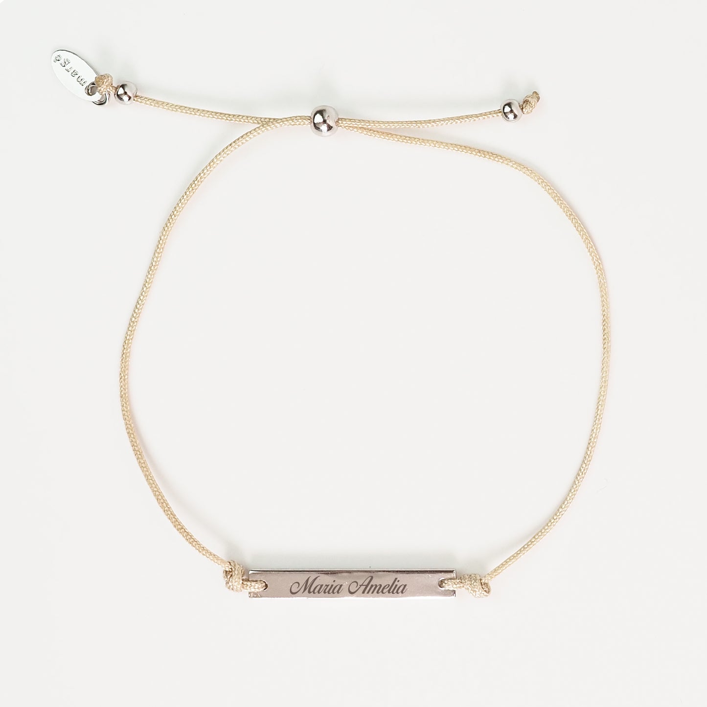 Pulseira inicial plaquinha creme prateada
