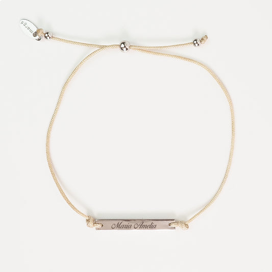 Pulseira inicial plaquinha creme prateada