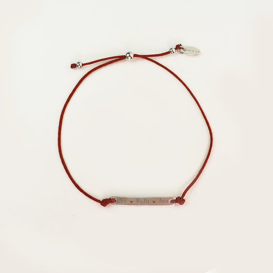 Pulseira inicial plaquinha bordô prateada