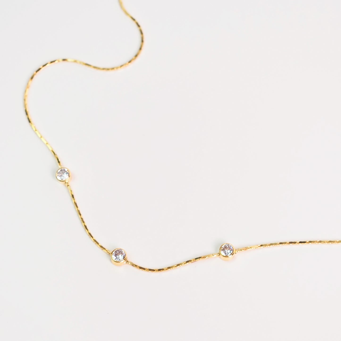 Colar brilhante dourado