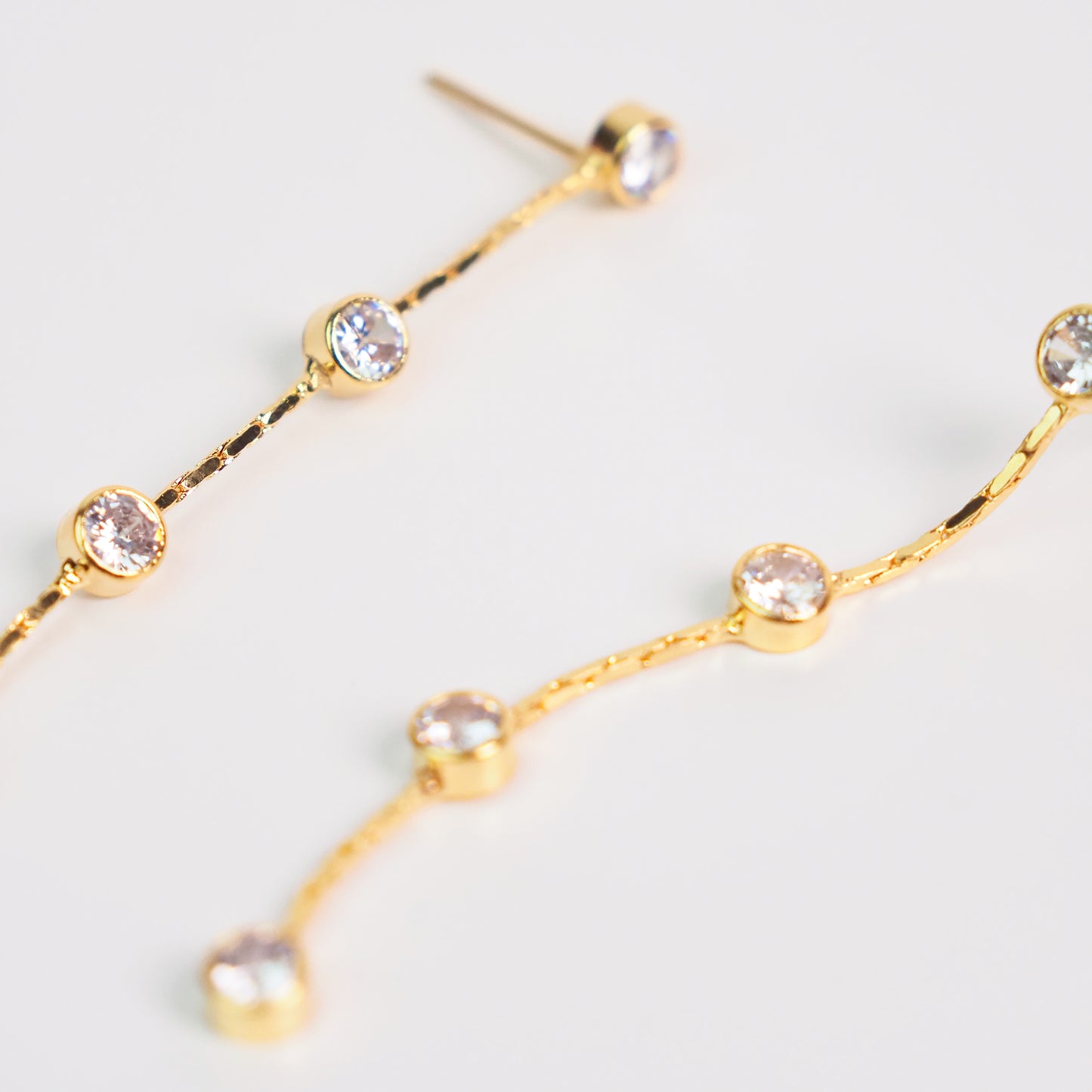 Brinco fio brilhante dourado