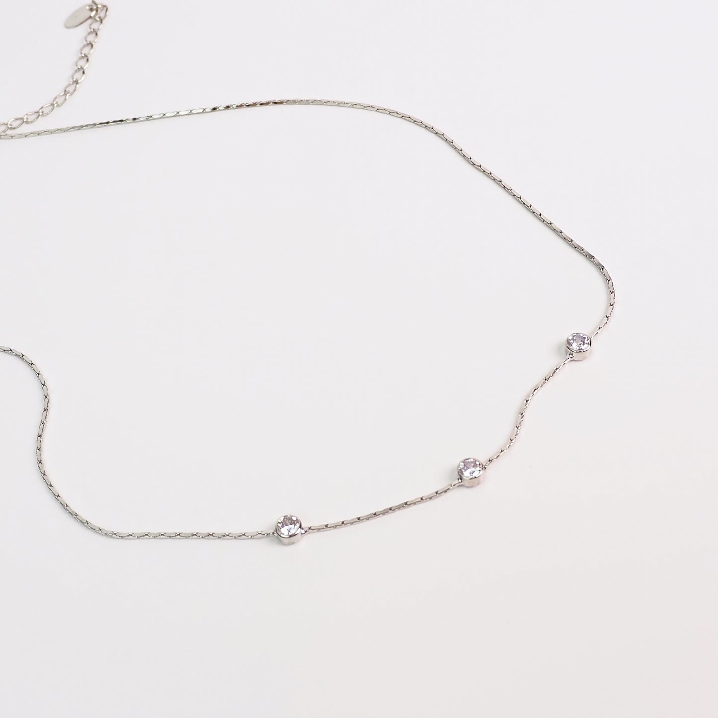 Colar brilhante prateado