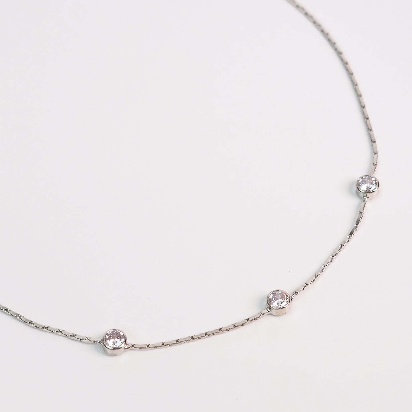 Colar brilhante prateado