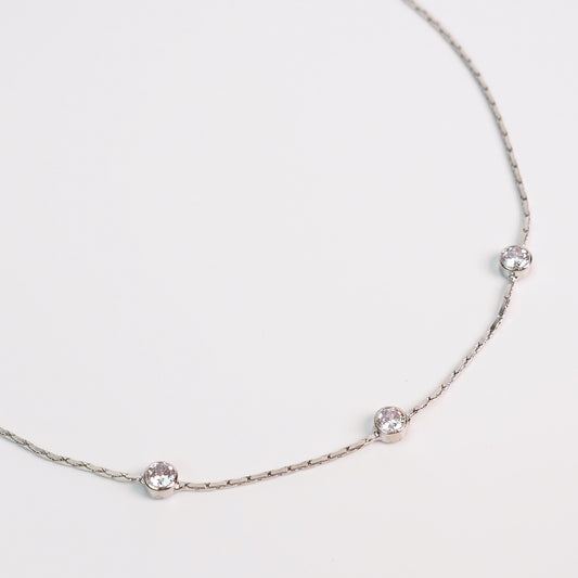 Colar brilhante prateado