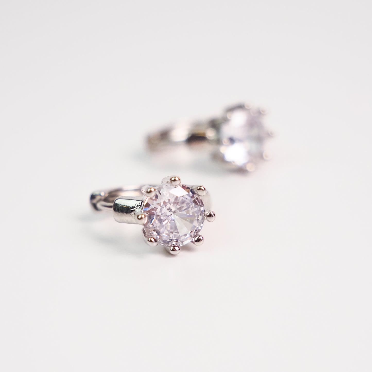 Argola ponto de luz G prateada