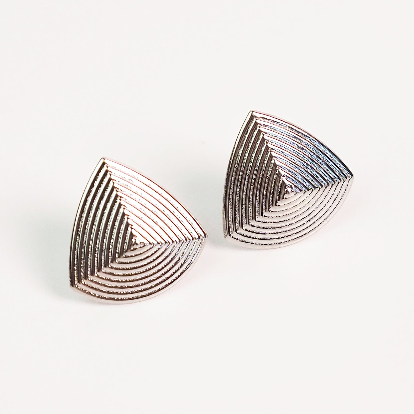 Brinco triângulos prateado