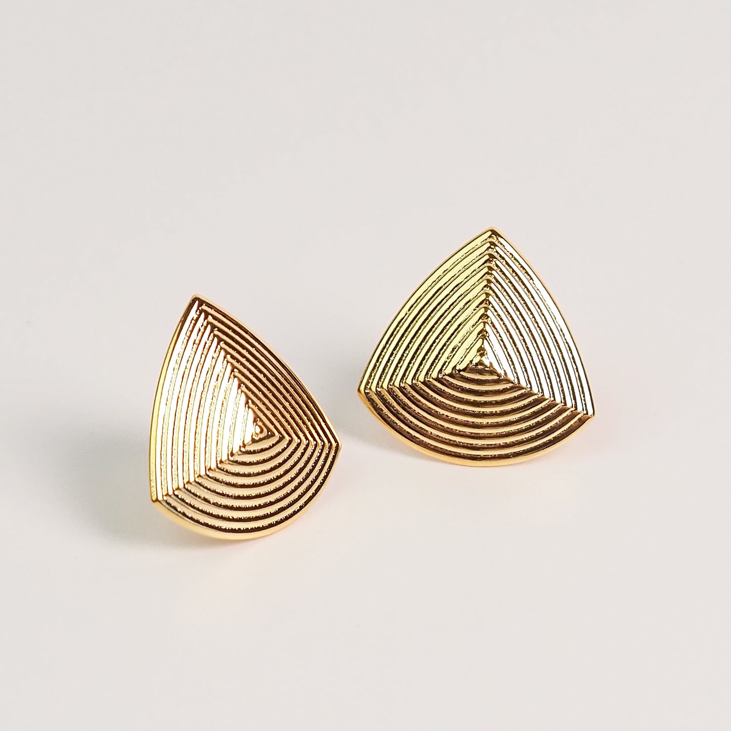 Brinco triângulos dourado