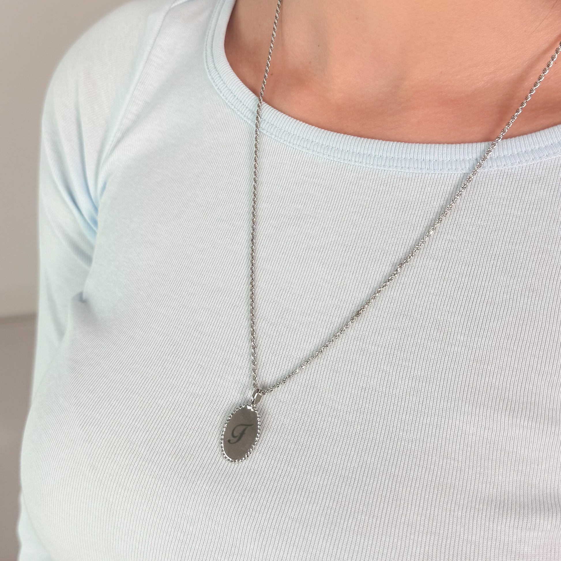Colar oval inicial prateado - margê atelier