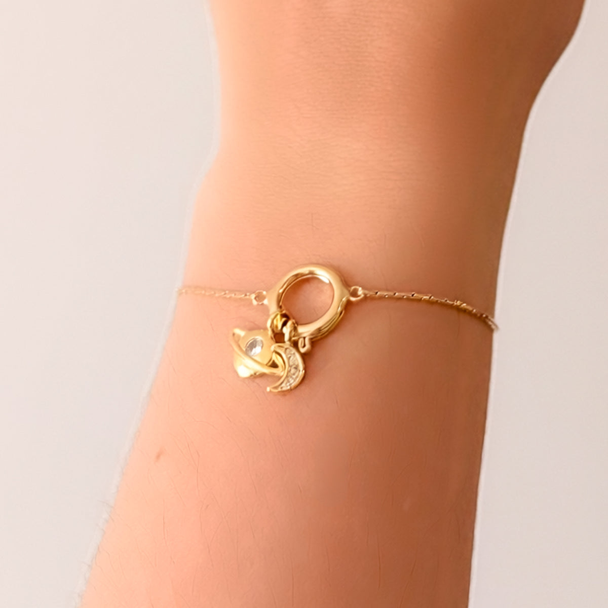 Pulseira charms dourada