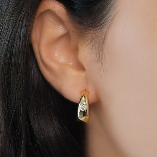 Argola coração zirconia dourada