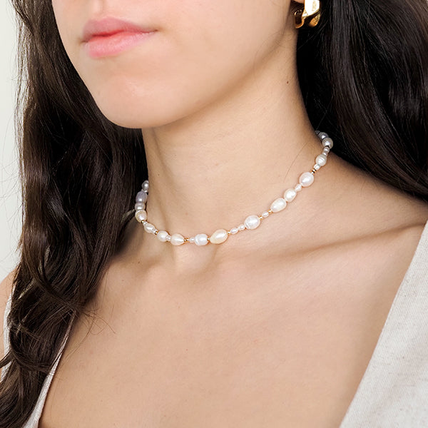 Choker perolas diversas dourada